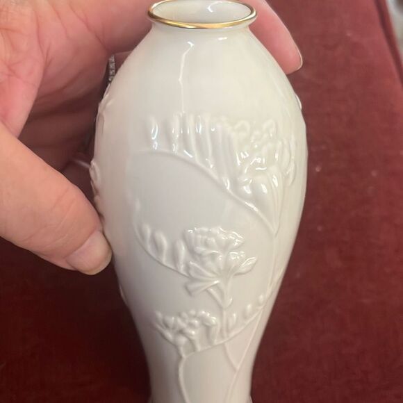 Lenox Special Collection China 7" Bud Vase Iris Design with 24K Gold Trim - Picture 3 of 7